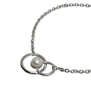 Pulsera de plata con doble círculo y perla, otra vista