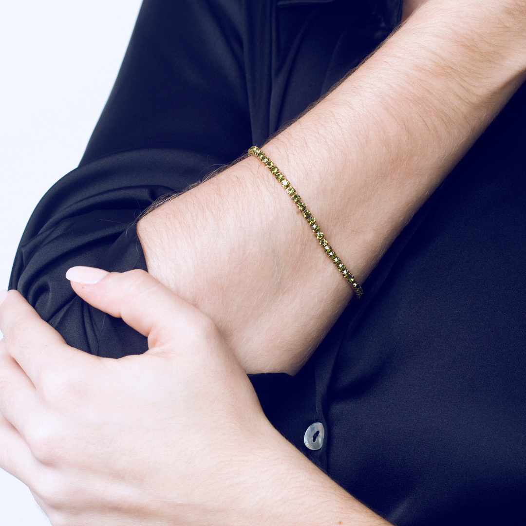 Pulsera de acero con baño de oro y olivinas, otra vista
