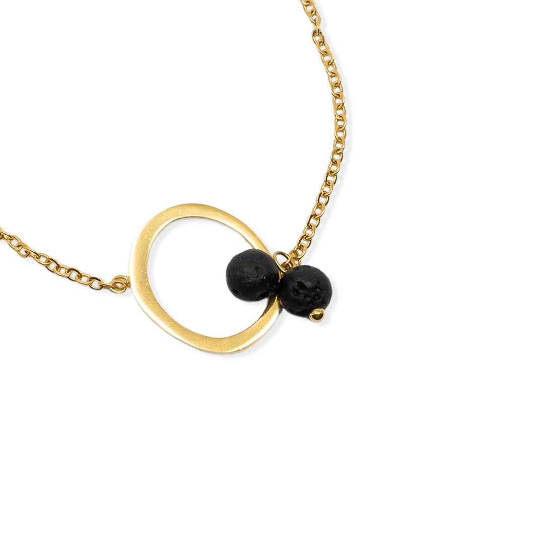 Pulsera baño de oro con círculo y lava, detalle