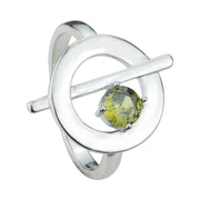 Anillo de plata con olivina en diseño de círculo y palito