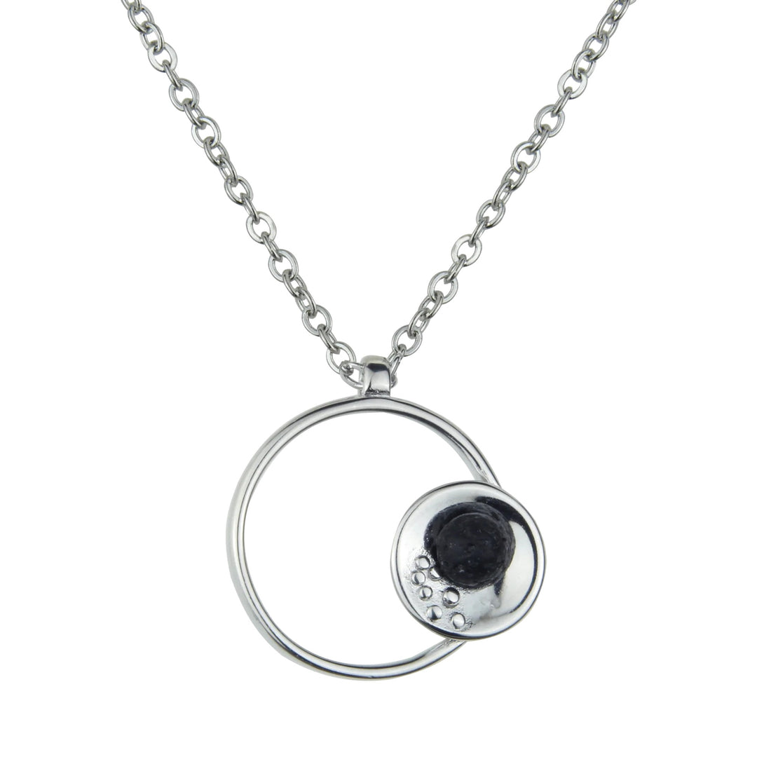 Colgante de plata con lava volcánica y doble círculo entrelazado
