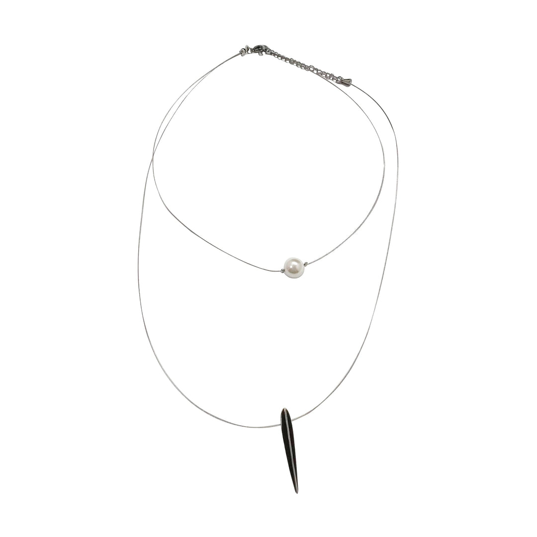 Colgante de plata y perla con detalle de pluma doble hilo