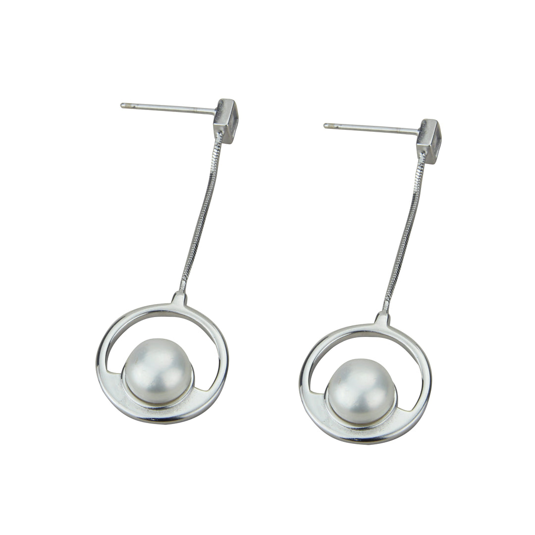Pendientes de plata con perla y círculo, otra vista