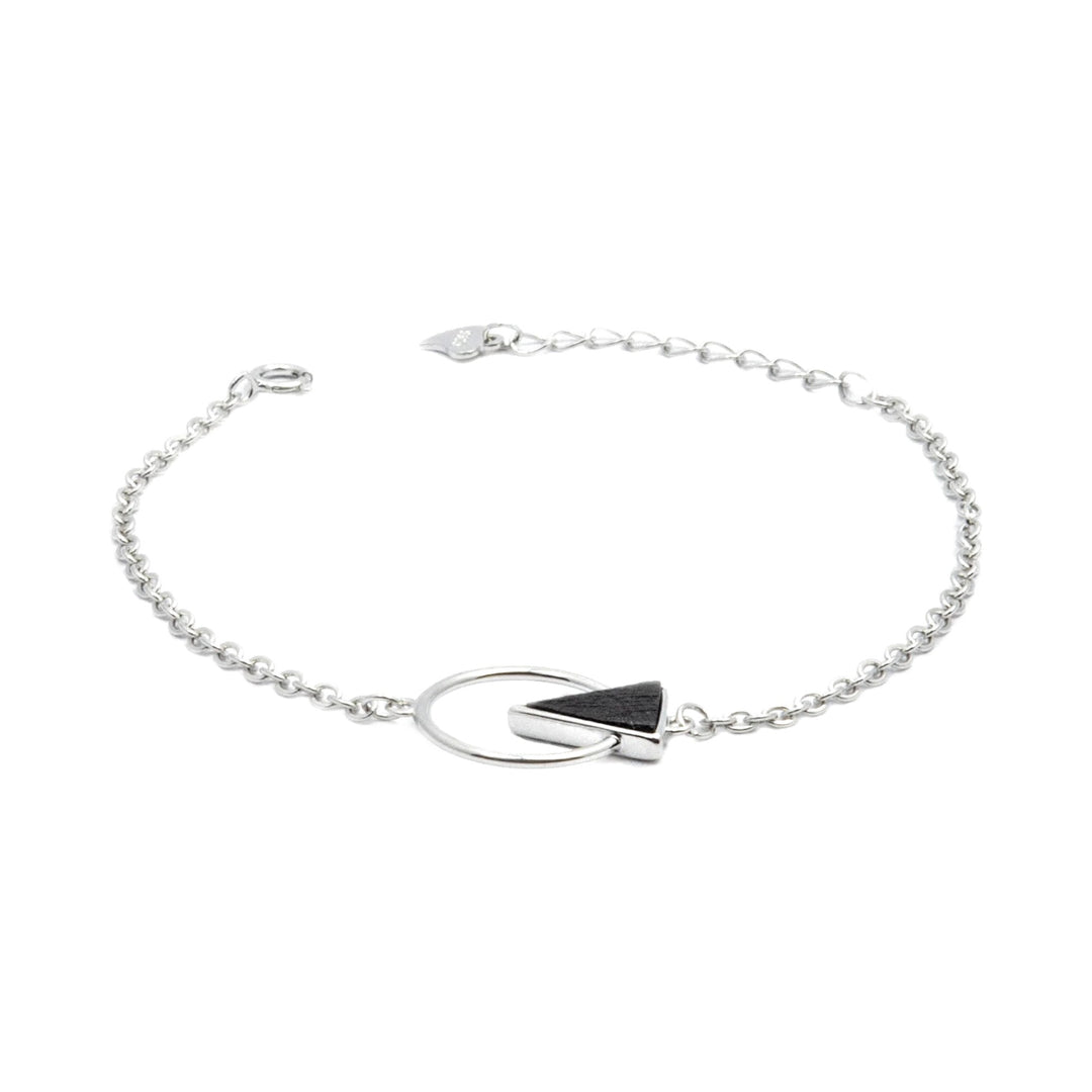 Pulsera de plata con triángulo de palmera, otra vista